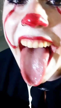 Halloween hluboké hrdlo a kloktadlo polykání mrdky