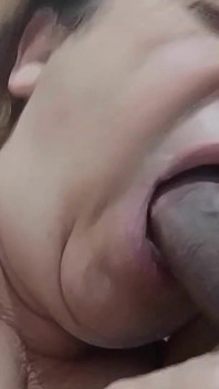 En toda la polla del chico, dejándole listo para entrar en su sexy culo por todas partes