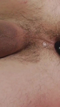 Брюнетка ублажение ее пылкой подруги страпоном