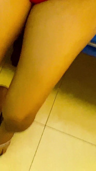 Une fille amène la copine du voisin chez elle pour la première fois pour coucher avec son voisin pour la première fois, le voisin séduit