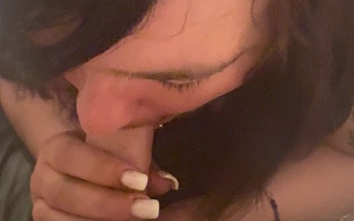 BGirl: 可爱的业余口交和颜射在嘴里