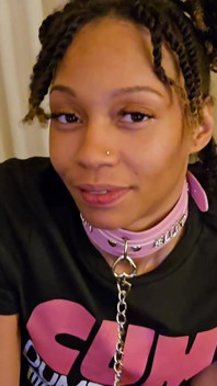 Maddie X, salope noire soumise sexy, se fait baiser par la gorge et s’étouffe