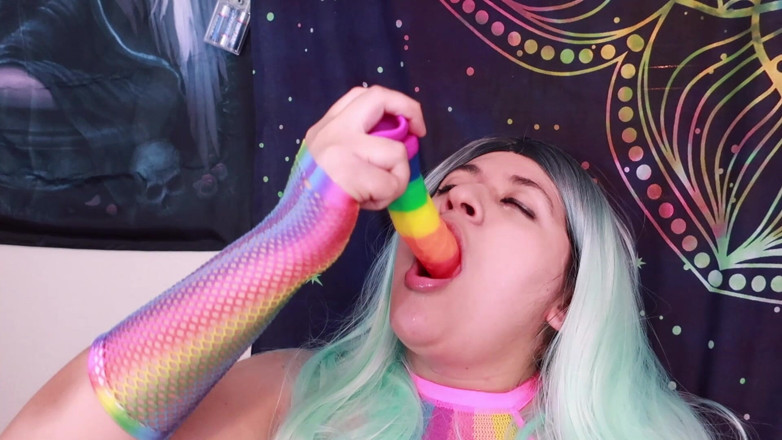 VickyVixen: Chica rave juega con su juguete favorito