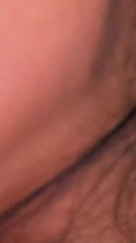 Calda ragazza tatuata con un culo perfetto fa un pompino caldo dopo le lezioni