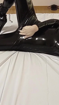 Je Me Masturbe Partout Dans Une Combinaison En Latex Avec Un Masque En Latex, Je Veux Te Voir Jouir! 3 Angle