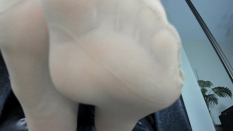 Feet lady: 在尼龙上吐口水