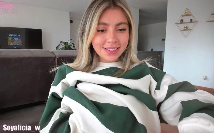 Cute Alice: Hermosa rubia cachonda con un culo suave se convierte en...