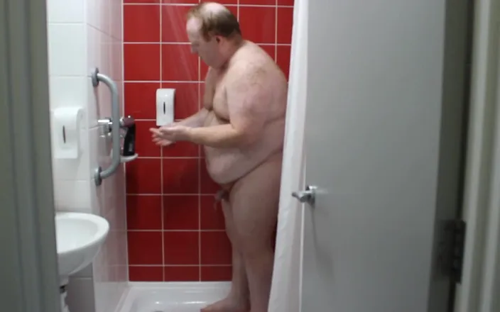 brummieboi89: Daddy Bear Showering in Hotel