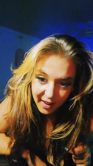 Alli Anderson: Tiktok canlı lolipop yiyor