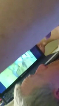 Um orgasmo intenso de um boquete na boca