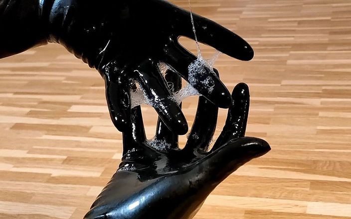 Fetish Pengu: Pluć zabawę lateksowymi rękawiczkami - ślini się na gumie