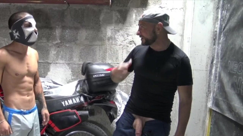 GAY USED RAW BY STRAIGHT BOY CURIOUS: Ele chupa dois jovens turcos