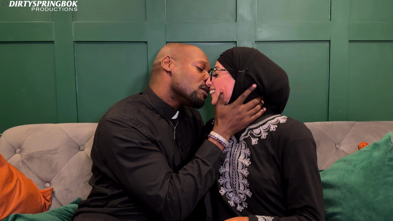 Aaliyah Yasin: Hijabi Aaliyah Yasin wird von Priester Dimitris WeiHen gesegnet
