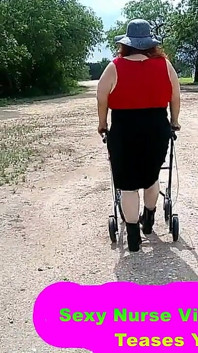 Sexy sestřička Vicki chodí v parku, ukazuje a škádlí tě