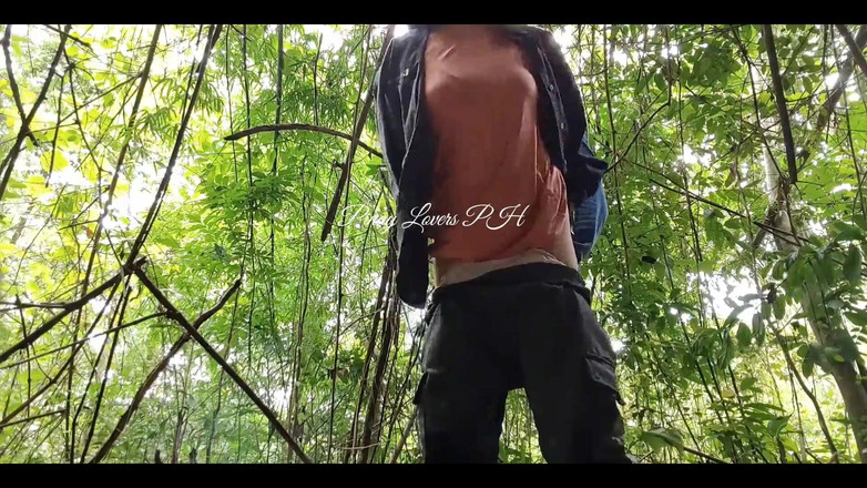 Vixenn Cruz: Pinay üvey kız kardeş ormanda üvey erkek kardeşinin penisini sikiyor