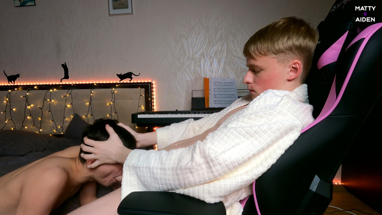 Matty And Aiden: イケメンエイデンはピアノを習いたかったが、10代の隣人が彼を誘惑した
