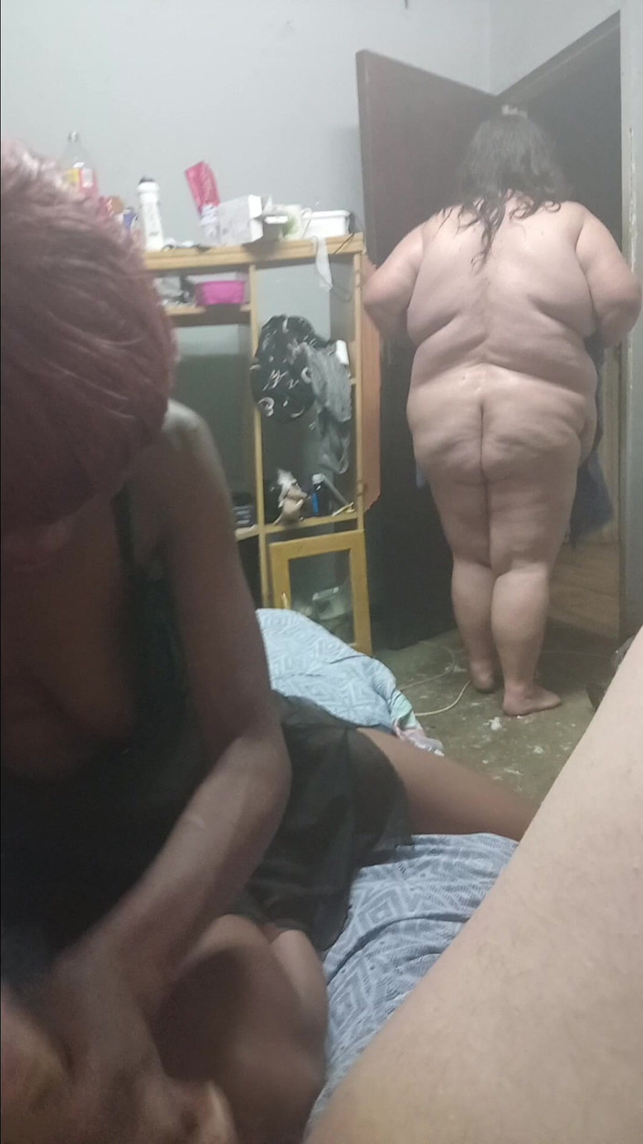 hothouse18xxx: Zwarte hoer zuigt en neukt een kleine blanke pik in...