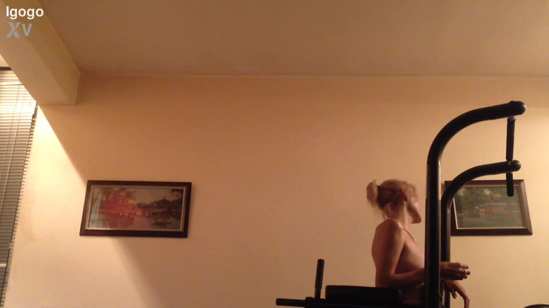 Sandra Sharapoff: Ngentot memeknya di mesin olahraga