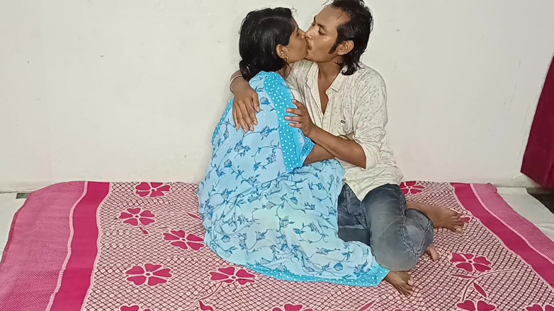 Desi Bhabhi Neha: Sesiune privată de futai amator în sufragerie - mamă sexy indiană desi...