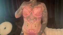 Miss Valentina: Permainan carian interaktif drain