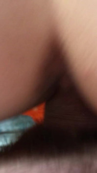 Extreme close-up. Pissen tijdens het neuken in een harig poesje. Perverse amateurs