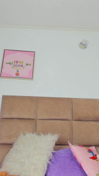 Sexy Latina Se Masturba Em Seu Quarto E Brinca Com Seus Peitões