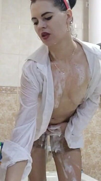 나는 샤워를하고, 자위하고, 포즈를 취하고, 장난감과 거품으로 구멍을 가지고 놀고, 오르가즘에 자신을 가져온다.