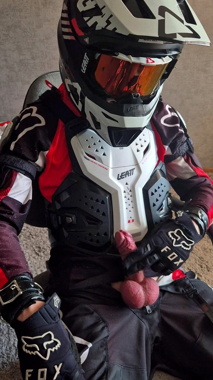 Sneakersmax98: Tatlı motosikletçi 6 gün boyunca hapsedildi