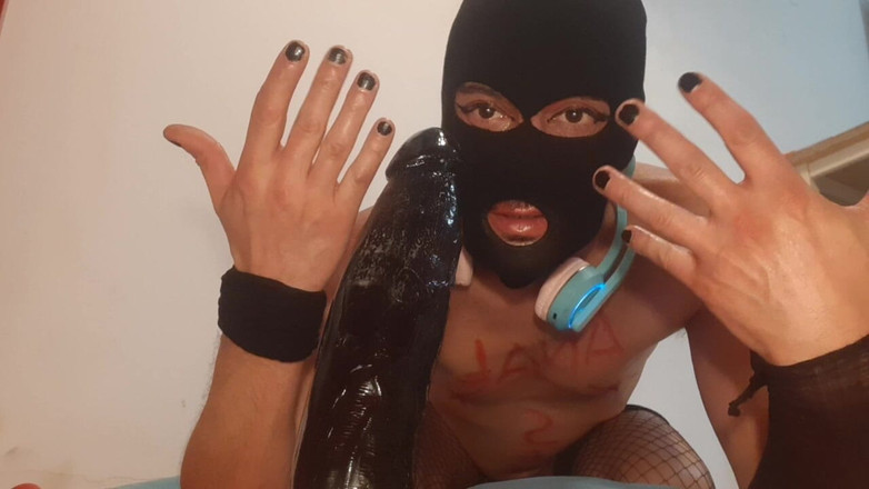 Nikka83: Diep in de keel en grote dildo