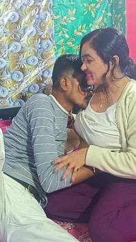 Mona si tante seksi india dengan memek sempit dientot habis-habisan sama kontol besar cowok berondong sambil pakai kontol besar.