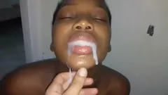 Wie zei dat het geen gek november cumshot is in de mond van het sexy zwarte thot-model