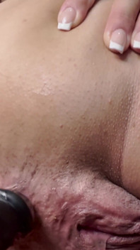 Penetracja dildo analnego i mega tryska po treningu w domu
