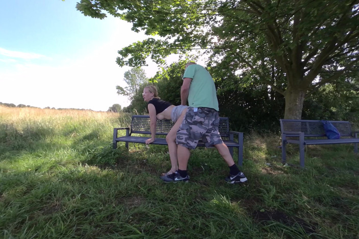 BlondeHexe VR: Azgın sarışın yabancı tarafından halka açık bir şekilde beceriliyor!