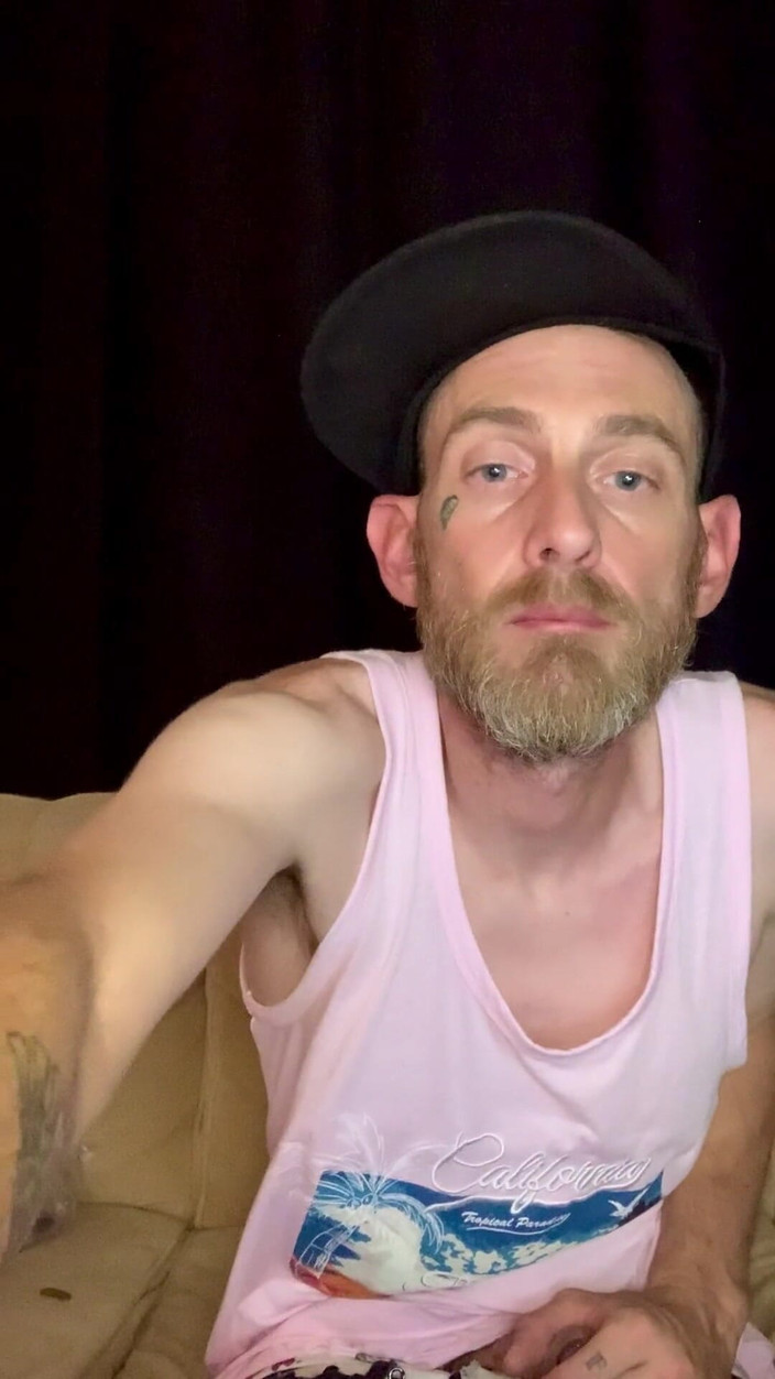 Jack_D_Stranger: Чуть не застукали поглаживающей на Airbnb на диване