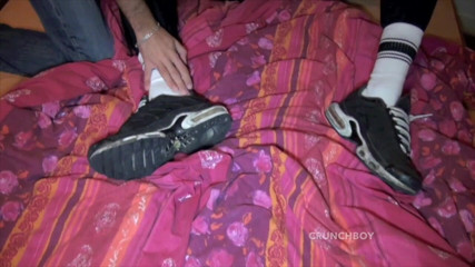 Sneaker gay: Alex submissa a pés e tênis de rapaz escamoso