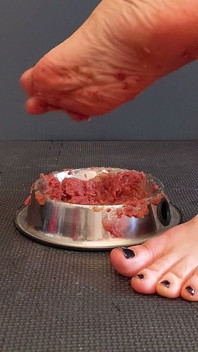 Enlatada debajo de los pies
