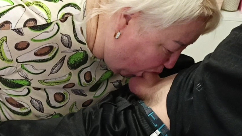 Zona901: 近所の人が口の中に中出しするようにフェラしてくれます