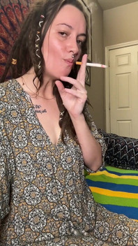 Le fumeur à une soirée à la maison vous fait tromper votre copine