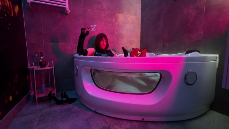 Dominatrix Miss Patricia Stark: Mistress' Taking a Bath in Latex and Boots
