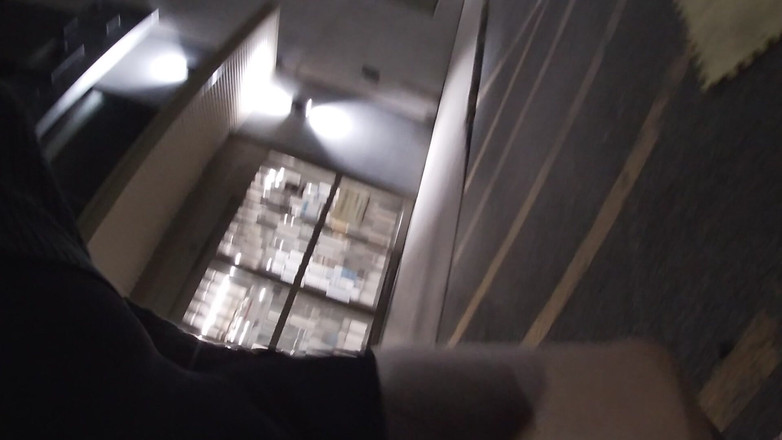 JonasBen: Cachonda madura sale en la noche jugando en público con...