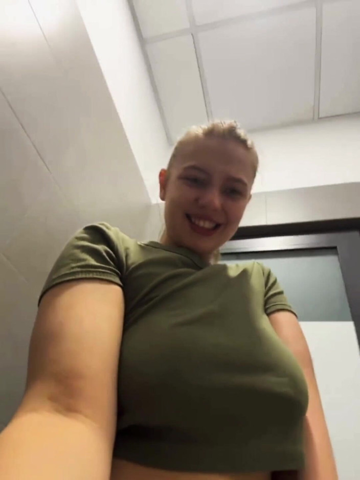 JuiceLussie: Anal squirtet so heiß im einkaufszentrum und rosa muschi fingern