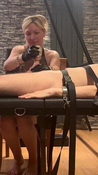 Auf den bondagetisch geschnallt und ruiniert