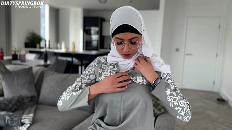 Aaliyah Yasin: 섹스 토이를 발견한 순진한 하녀 Aaliyah Yasin