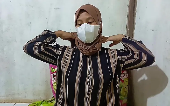 Rania: Guru Hijab Masturbation