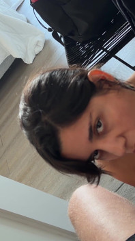 Para zostaje podniecana podczas oglądania innych - brunetka Latina oszczędziła trochę czasu na niechlujne obciąganie w POV