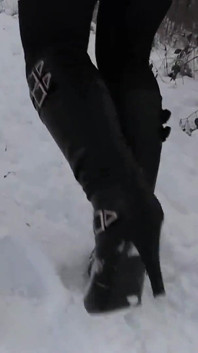 Nahá na veřejnosti ve sněhu
