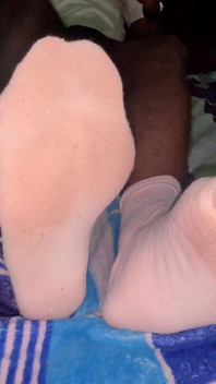 Vergon Brune Se Masturbe Avec Sa Voisine En Chaussettes Blanches