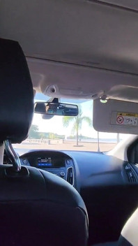 Seks anal di dalam mobil sambil jalan-jalan di pantai umum