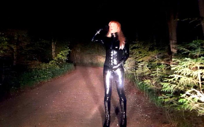 Hooded June: Rubberdoll geceleri parkta poz yapıyor