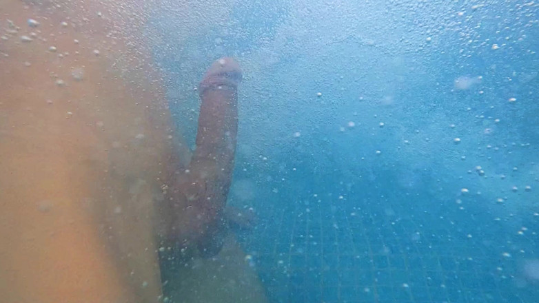 outdoor-fun: Szarpnij moją boner w bańkach spa w Slowmotion